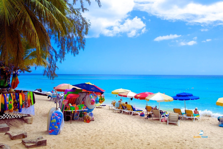 Tropical beach with colorful umbrellas in Thailand – Auasia Travel